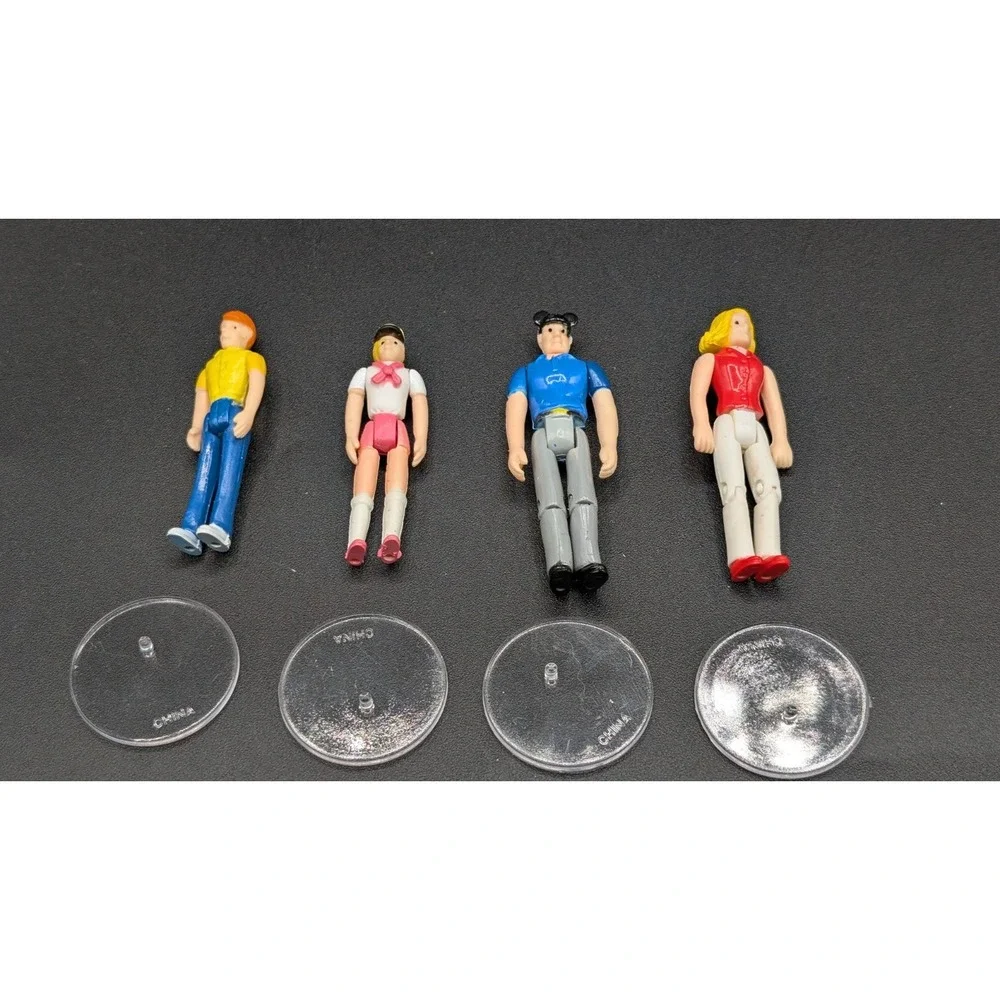 1988 Disney Magic Town Square Friends Mini Family 2